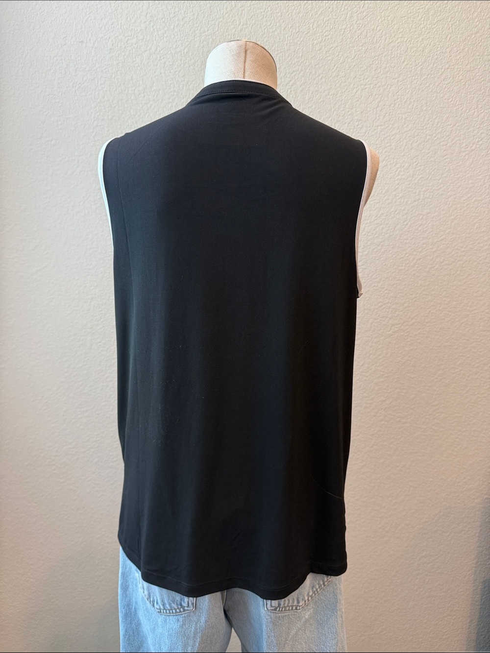 Carmen Marc Valvo Black Sleeveless Blouse with White Ruffle Trim - Picture 5 of 8